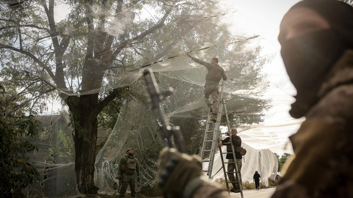 Fotky: Strach z dronů je všudypřítomný. Frontovou Kosťantynivku zahalily sítě